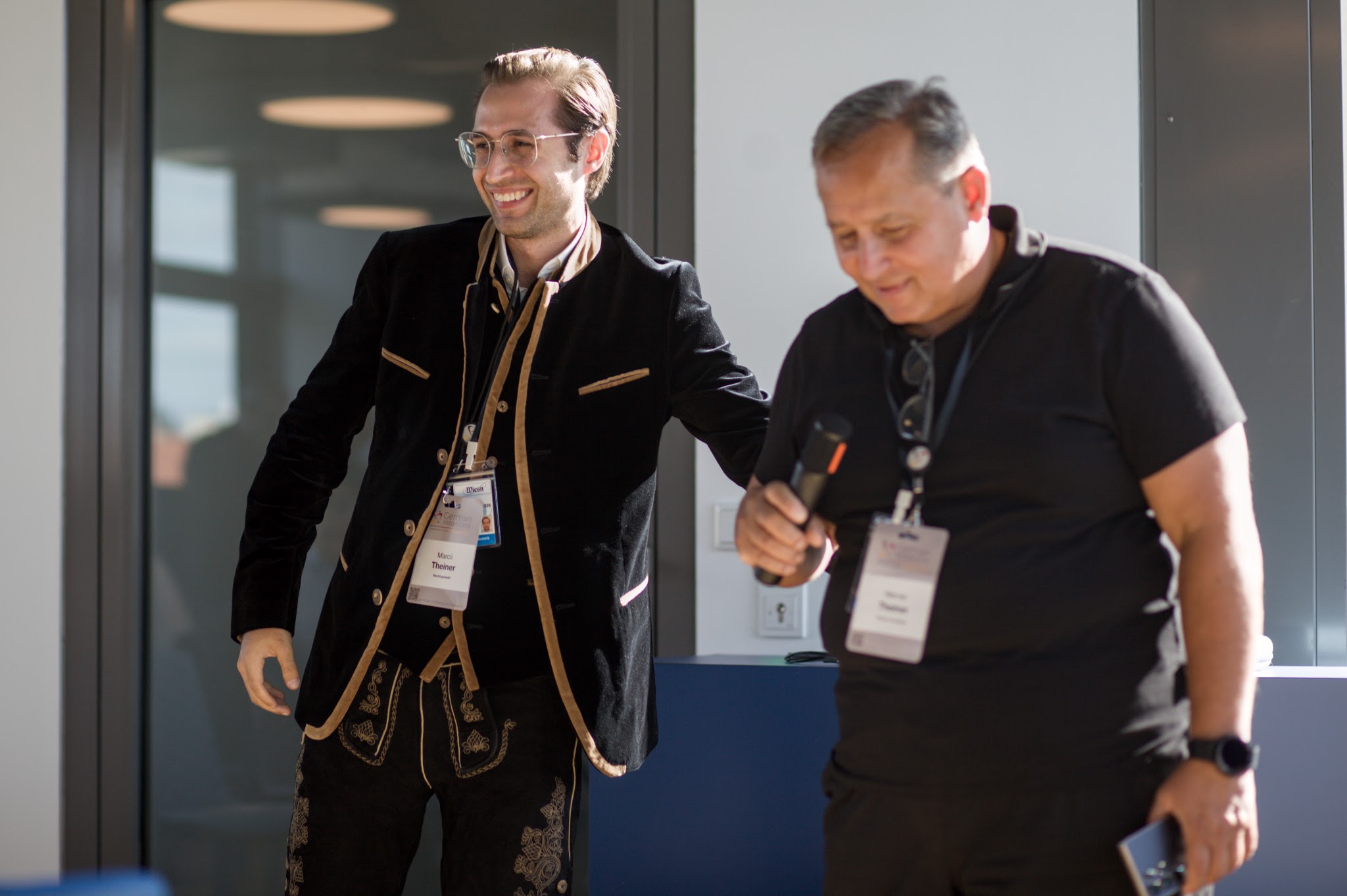 Begegnung zweier Teilnehmer beim digiWiesn SUMMIT 2026